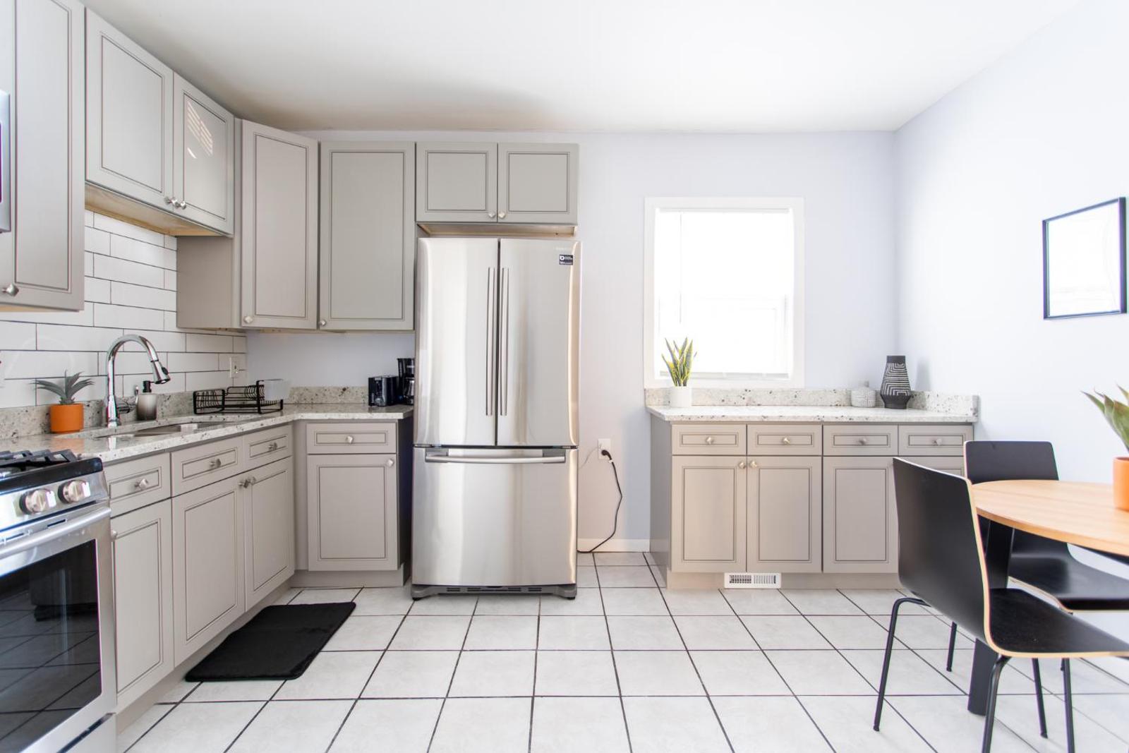 Trendy 2BR Apartment in Logan Square! Main image 1